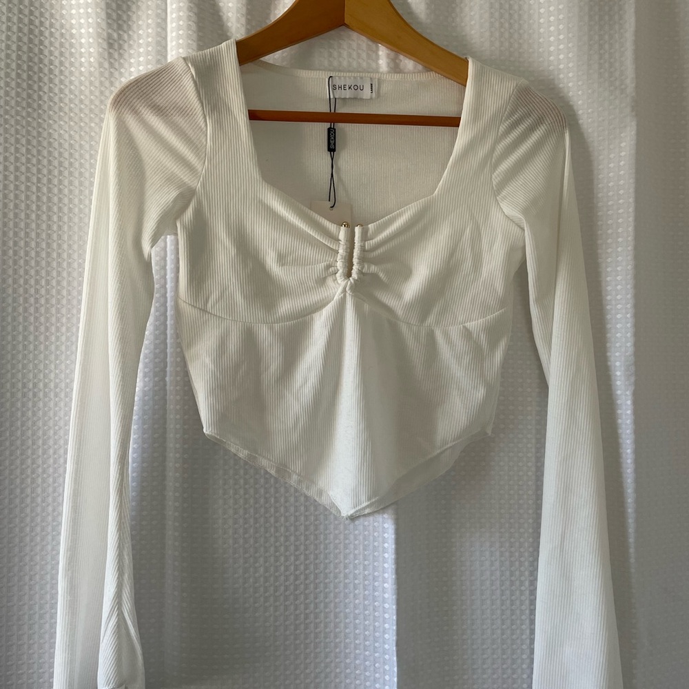 SHEKOU - WHITE LONG SLEEVE FLOWY CROP TOP - SIZE L